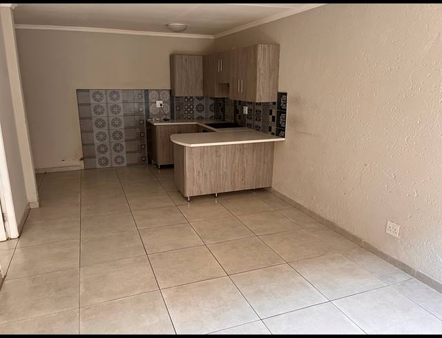 2 BEDROOM APARTMENT FOR SALE IN FLORIDA LAKE